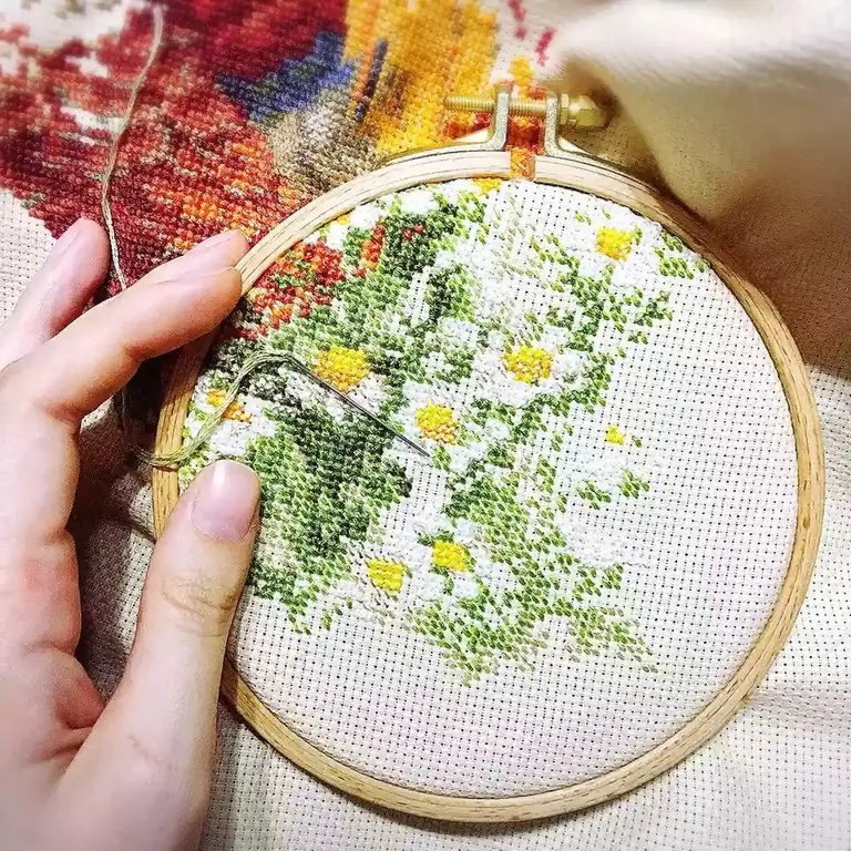 Cross-stitch daisies: schemes and tips for beginners