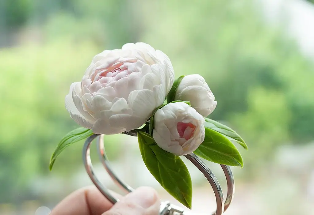 pulsera con peonías de arcilla polimérica