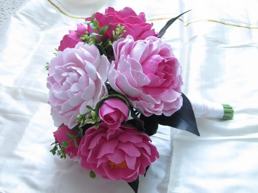 kab tshoob bouquet nrog peonies los ntawm "txias porcelain"