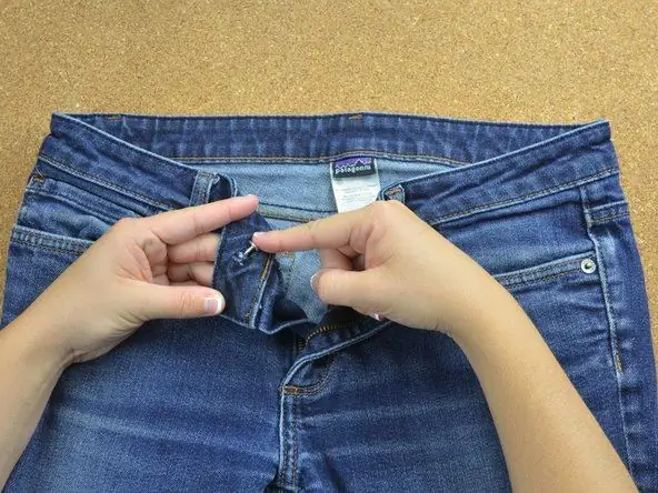 L'eterna domanda: come cambiare un bottone sui jeans?