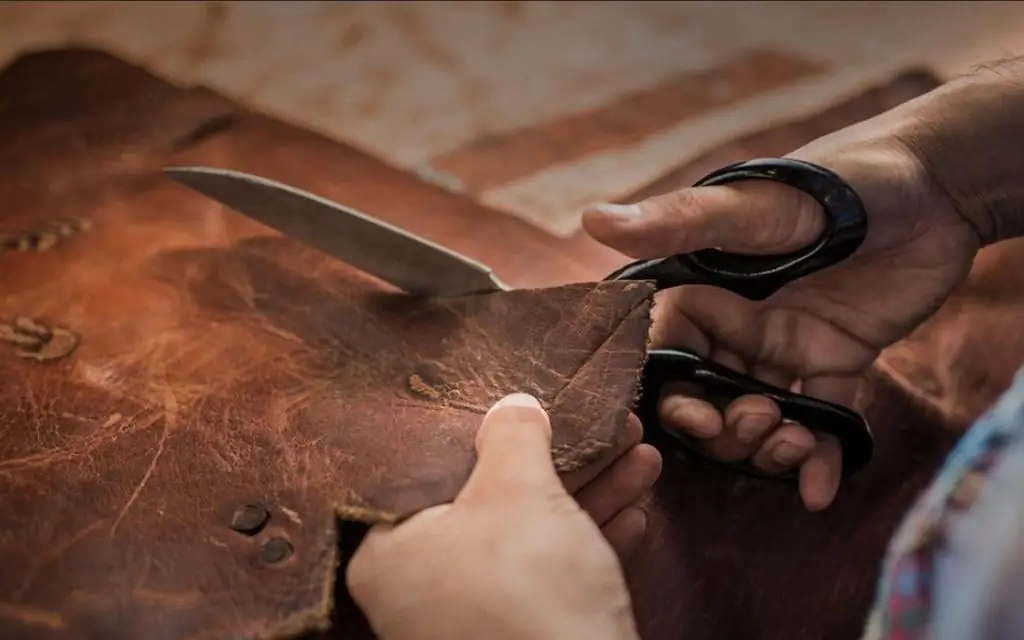 Artistic leather processing: history, techniques and features