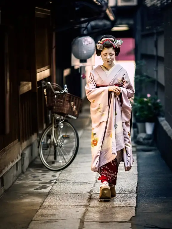 Geisha-kostume. Billedet af en elskerinde til en fotoshoot eller begivenhed