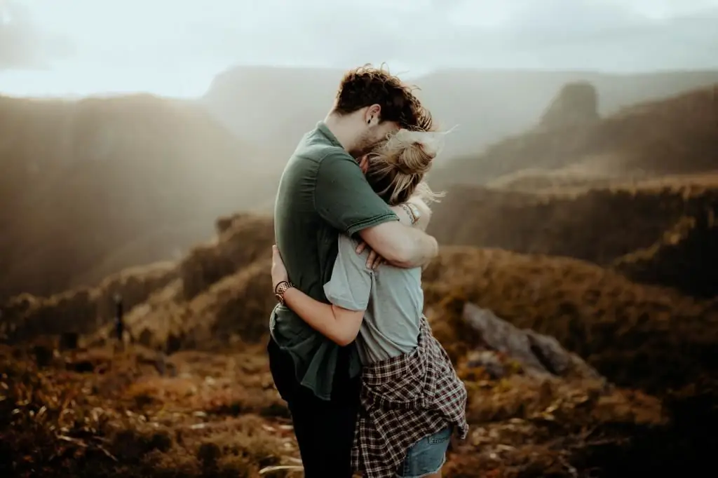 couple au coucher du soleil