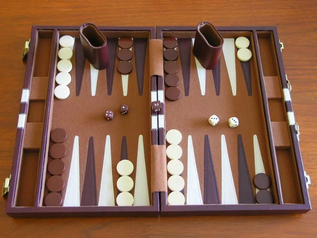 Yuav ua li cas npaj luv backgammon: cov cai yooj yim, nta thiab cov lus pom zoo