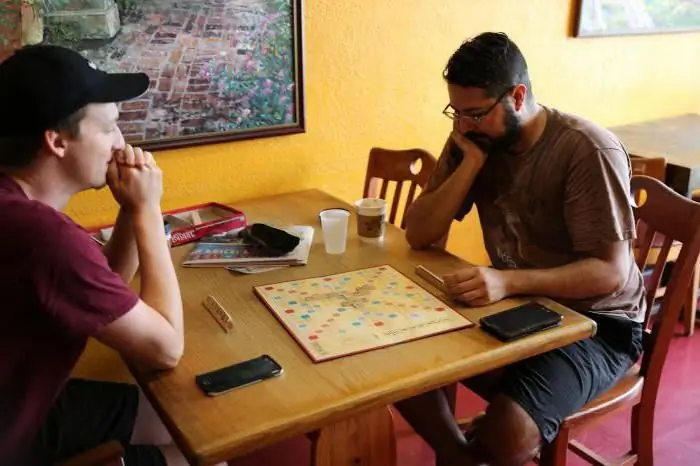 Snadný způsob, jak trénovat mozek a bavit se tím. Scrabble hra