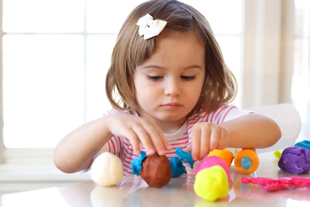 Nous fabriquons des animaux à partir de pâte à modeler. Artisanat pour enfants en pâte à modeler