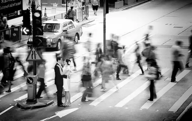 Poses para uma sessão de fotos na rua - uma boa foto para uma longa memória