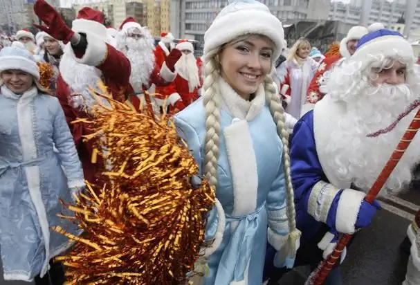 Hoe om 'n Kersvader-kostuum met jou eie hande te maak? Hoe om 'n Snow Maiden-kostuum met jou eie hande naaldwerk?