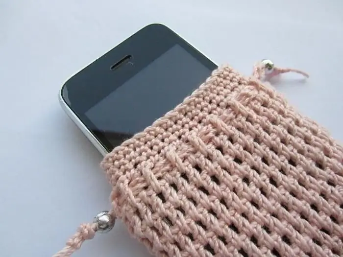 Crochet case điện thoại có thể được dệt kim ngay cả bởi một người thợ kim mới bắt đầu