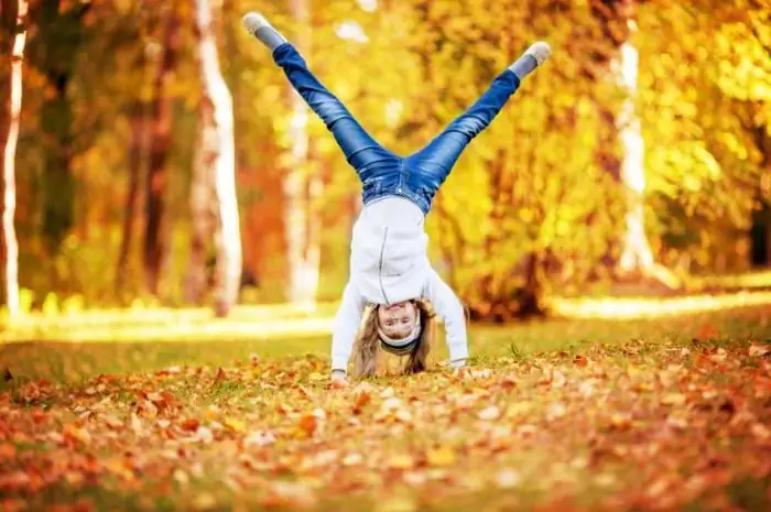 herfstfotosessie van een meisje in het park ideeën