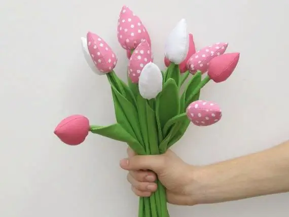 Como costurar uma flor usando um padrão de tulipa de tecido: uma master class