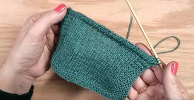 Mehrere Möglichkeiten, die Maschen mit Stricknadeln zu schließen