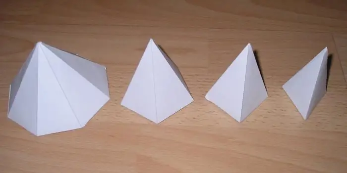 Piramide - vegen. Ontwikkeling van de piramide voor het lijmen. Papierruimers