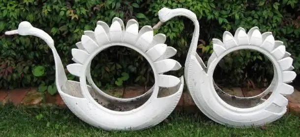 Do-it-yourself tire swan will decorate any yard