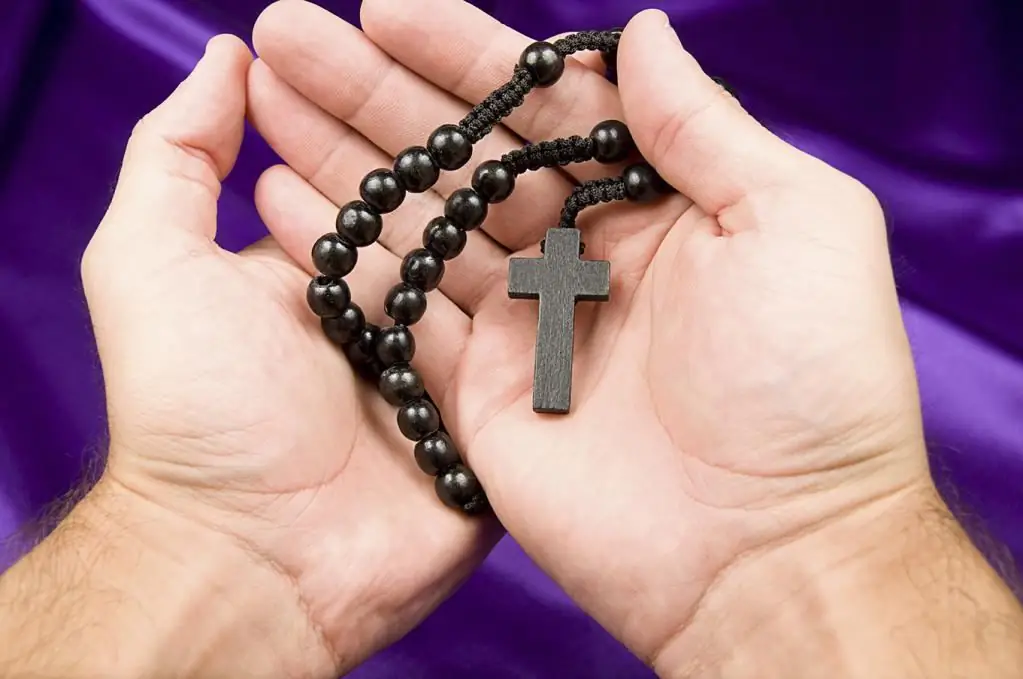 Rosary weaving: lub hom phiaj ntawm rosary, cov txheej txheem ntawm kev ua tiav, cov ntaub ntawv tsim nyog thiab cov cuab yeej, cov lus qhia ua ntu zus rau kev ua haujlwm thiab cov kws tshaj lij cov lus qhia