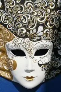 Maschera in maschera: un'aggiunta originale al costume