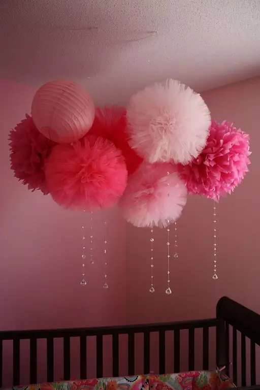 Pompoms ntawm lub qab nthab ntawm lub chaw zov me nyuam